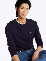 Remera de manga larga Tommy Hilfiger con cuello redondo y corte extra slim, confeccionada en punto canalé de algodón orgánico elástico con logo bordado en el pecho.