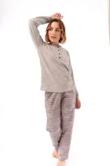 Pijama de dos piezas compuesto por una remera de manga larga con cuello redondo y cartera de botones, y un pantalón largo de corte recto. Ambas prendas presentan un estampado geométrico sutil en tonos gris y azul.