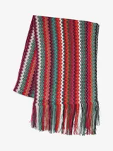 Bufanda tipo chalina de tejido de punto multicolor con diseño en zigzag característico de la marca Missoni y flecos en los extremos.