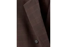 Blazer de corte sastre con diseño de doble botonadura, confeccionado en tejido con patrón de cuadros sutiles. Presenta solapas clásicas, bolsillos con solapa y una estructura entallada que aporta un estilo formal y sofisticado.