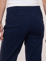 Pantalón capri blanco de estilo sastrero, tiro alto y calce ajustado, con cintura elástica ancha y bolsillos frontales funcionales.