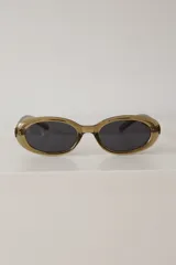 Lentes de sol con armazón ovalado de color negro y cristales tonalidad marrón. Presentan un detalle metálico en forma de estrella en las patillas.