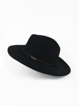 Sombrero tipo fedora de paño de lana impermeable, color negro, con ala ancha y detalle de cinta con herraje metálico dorado.