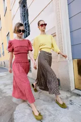 Bailarinas de ante color verde oliva, con detalle de lazo en la parte delantera y punta redonda. Suela plana de 1 cm.