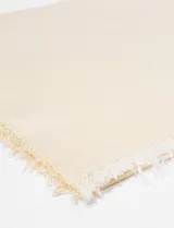 Pashmina rectangular color verde claro con rayas horizontales y flecos en los bordes.