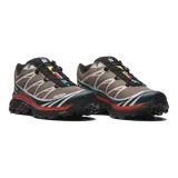 Championes Salomon XT-6, calzado de trail running adaptado para uso urbano. Diseño en color negro, gris, rojo y blanco, con sistema de cordones de ajuste rápido Quicklace y suela de gran tracción.