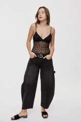 Body de encaje con calce ajustado, escote en V y breteles finos regulables. El diseño combina transparencias y textura floral, con copas forradas que aportan mayor cobertura y un acabado delicado.