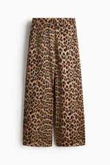 Pantalón sastrero amplio con estampado de leopardo, tiro alto, bolsillos al bies y piernas de corte recto y holgado.