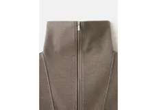Jersey de cuello solapado y cierre frontal con cremallera corta, de manga larga y diseño holgado.