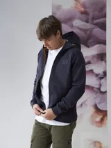 Campera verde oscuro con capucha, cierre frontal y bolsillos laterales.