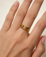 Anillo de acero dorado con diseño de eslabones tipo cadena panzer.