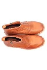 Bota corta negra de cuero sintético con textura croco, cierre lateral y suela track.