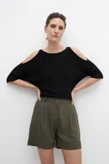 Short blanco de lino con pinzas, tiro alto y bolsillos laterales.