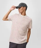 Remera masculina de corte regular, confeccionada en mezcla de algodón y poliéster, con cuello redondo, manga corta y rayas sutiles en relieve.
