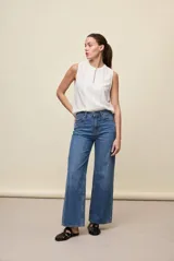Pantalón jean wide leg de tiro medio confeccionado en denim con spandex, de silueta amplia y calce relajado.