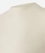 Suéter de punto canelado color beige, con cuello alto y manga larga. Presenta un diseño ajustado al cuerpo, confeccionado en una mezcla de viscosa, poliéster y poliamida.