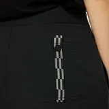 Pantalón de corte recto y estilo cargo, confeccionado en tejido ripstop elástico. Presenta cintura con cinturón integrado de cinta con hebilla de liberación rápida, bolsillos laterales y traseros, y logo de la marca bordado en la cintura.