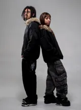 Jean negro de corte regular fit, con bolsillos traseros amplios que cuentan con un estampado gráfico en color blanco de calaveras y diseño gótico.