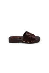 Sandalias tipo zueco color bordó con tiras cruzadas en el empeine y tachas metálicas doradas en los laterales.
