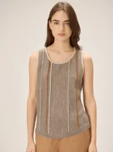 Musculosa tejida de punto en color marrón con detalles de rayas verticales en tonos beige y mostaza. Cuenta con escote redondo y acabado acanalado en el cuello y el ruedo.