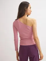 Top rosado de lycra con mezcla de algodón, asimétrico, con un hombro descubierto, manga larga y cut out en el hombro.