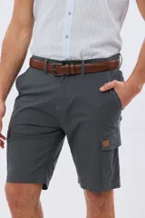 Bermuda cargo de gabardina en color gris oscuro, corte recto, con bolsillos laterales con solapa y cierre de botones y cremallera.