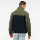 Buzo de polar efecto borreguito con diseño color block en verde oliva y azul marino. Presenta cuello alto con cierre de botones a presión y mangas largas.