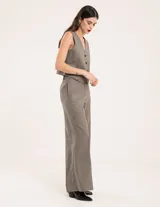 Chaleco de vestir gris oscuro con textura tipo tweed, escote en V y botones frontales. Corte levemente entallado y largo a la cintura.