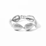 Pulsera plateada con eslabones en forma de gota con textura acanalada.