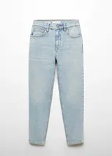 Pantalón de jean estilo mom-fit, de tiro alto, con cinco bolsillos, trabillas para cinturón y cierre frontal con cremallera y botón.