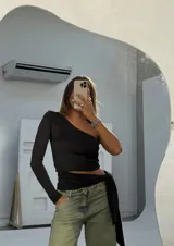 Top elastizado color morado de una manga, con doble tela en el delantero y lazo para atar a un lado.