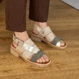 Sandalias bajas de cuero vacuno color beige, con tiras cruzadas en el empeine y ajuste con hebilla lateral.