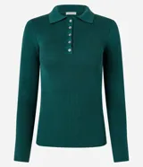 Suéter tipo blusa de punto color verde oscuro, con cuello polo, abotonado y mangas largas.