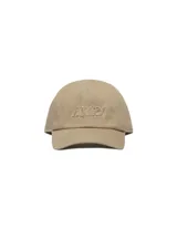 Gorra de béisbol color beige, confeccionada en algodón con efecto desgastado. Presenta el logo de la marca bordado en el frente con acabado desflecado.