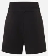 Short de sastrería negro, corte recto, con cintura alta, trabillas, pliegues frontales y detalle de medio cinturón con hebilla lateral.