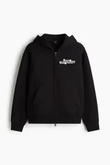 Campera con capucha negra, de corte holgado (boxy), con cierre bidireccional y bolsillos canguro delanteros.