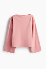 Remera rosa de algodón con escote barco y mangas largas acampanadas.