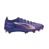 Championes de fútbol Puma Ultra 5 Ultimate FG, color violeta con detalles en naranja y azul.
