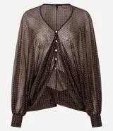 Blusa de poliamida con estampado geométrico, diseño amplio y fluido, escote en V con cierre frontal de botones, mangas largas abullonadas con puños ajustados y acabado con sutil transparencia.