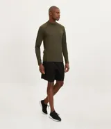 Bermuda deportiva masculina de corte recto, con cintura elástica, bolsillos laterales con cierre y detalle texturizado en los laterales.