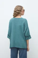 Kimono tejido de punto color verde petróleo, con mangas tres cuartos y bolsillos frontales con ribetes en contraste.