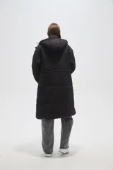 Campera larga tipo parka acolchada color negro, con capucha desmontable, cierre frontal con botones a presión, bolsillos laterales y cordón ajustable en la cintura.