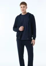 Campera canguro de plush azul marino con cierre frontal completo, capucha con cordón ajustable y bolsillos frontales estilo tipo canguro.