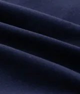Chaleco azul marino de corte sastre con escote redondo, cierre frontal de botones metálicos dorados y diseño estructurado.