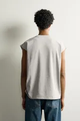 Musculosa de hombre con corte relaxed fit, cuello redondo y sisas amplias. Confeccionada en tejido de algodón con efecto lavado en tono rojo.
