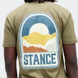 Remera verde militar de manga corta con logo de la marca Stance estampado en el pecho.
