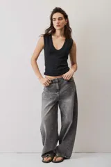 Musculosa negra de algodón con escote en V pronunciado.