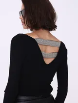 Sweater negro de punto con escote en V y mangas largas.