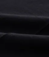 Pantalón de sastrería corte wide leg, color negro, con cintura alta, cierre de cremallera y gancho, y bolsillos laterales incorporados. Presenta elástico en la parte posterior de la cintura para mayor ajuste.