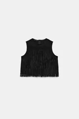 Top corto negro de cuello redondo y manga sisa, confeccionado en material con efecto ante. Presenta una aplicación de flecos con tachas brillantes en la parte delantera y cierre con cremallera oculta en la espalda.